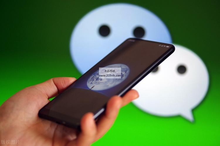 如何在小程序中实现即时通讯和消息推送功能？